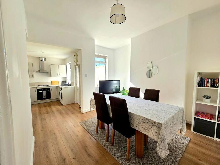 Entire House, Waterloo, Free Street Parking Villa Exterior photo